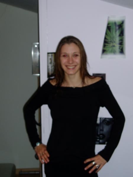 voila ca c ma sister!!bien sur avc une foto deriére avc lé feuille de cana mé bon!!c ma soeur é jlm tp!!