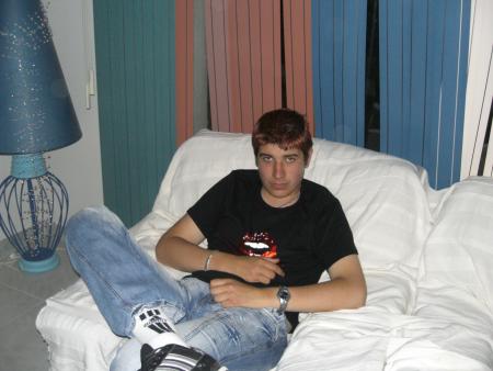 mn gran garcon avec c cheveu rouge!!mmdr!!je tm tro srieu tu é tro un  mec bien!!jtm